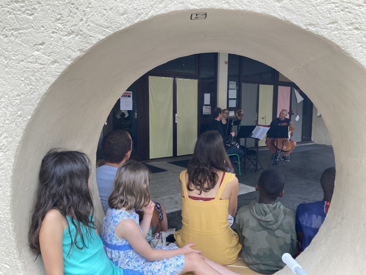 Mini-concerts dans les cours d'écoles
