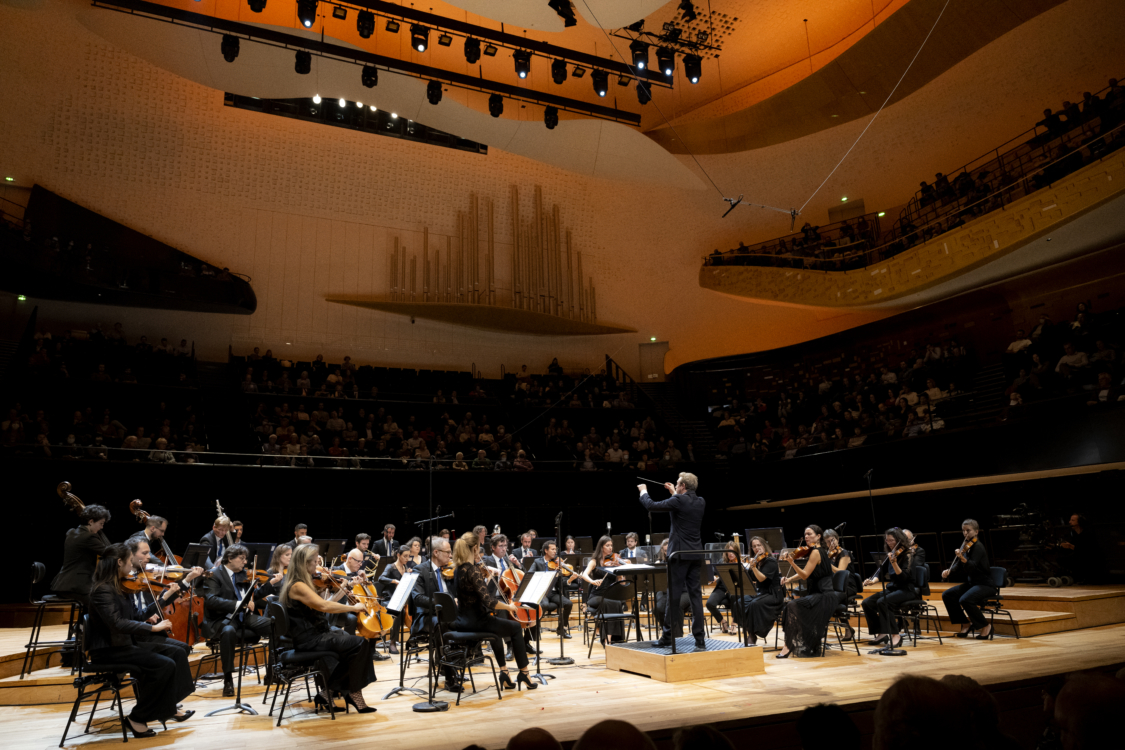 L'Orchestre de chambre de Paris, dirigé par Daniel Harding, lors du concert hommage à Lars Vogt, disparu le 5 septembre 2022 ©  Joachim Bertrand